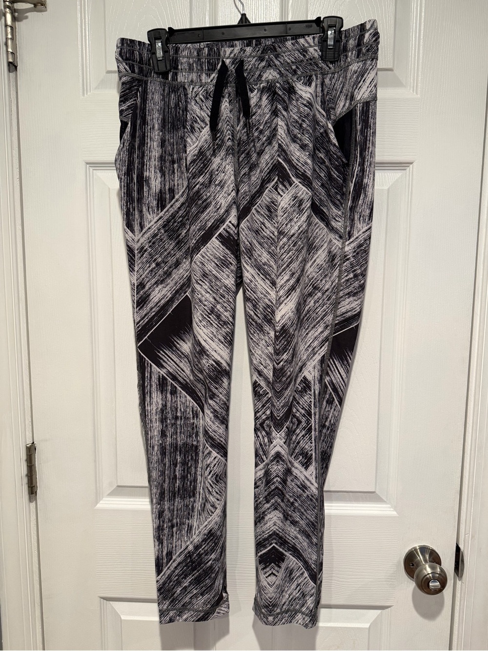 VintageLululemon Jet Crop Pants Heat Wave White Black Geometric Drawstring 6